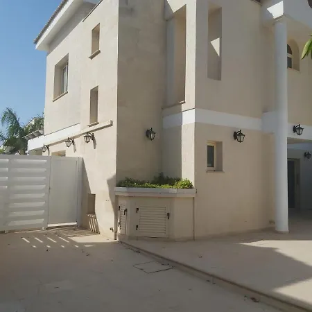 Anthorina 19 فيلة
